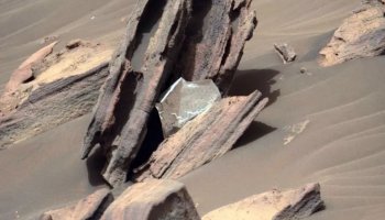 NASA finds a metallic object on Mars in a mysterious photo