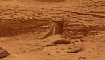 The ‘Alien Door’ On Mars Has Been Replaced With More Weird Images