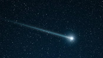 The closest approach of the K2 comet to Earth as captured in photos