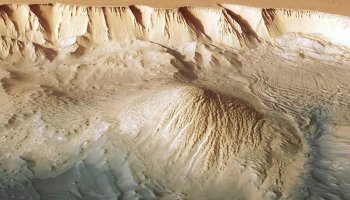This stunning new picture shows Mars' Valles Marineris, which is 20 times wider than the Grand Canyon