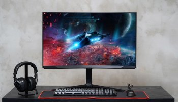The Samsung Odyssey Neo G8 240Hz 4K gaming monitor is unboxed