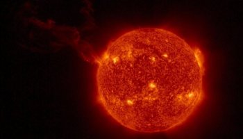 A powerful geomagnetic storm is headed towards Earth, space forecasters say