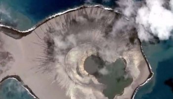  Satellite reveals a new Pacific Island was forming when an undersea volcano erupted 
